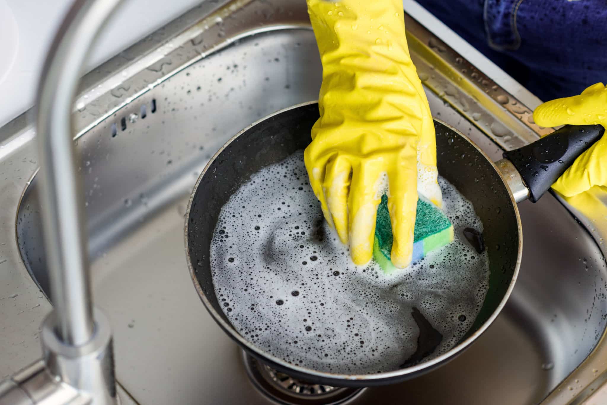 Cómo limpiar sartenes de cerámica y utensilios de cocina