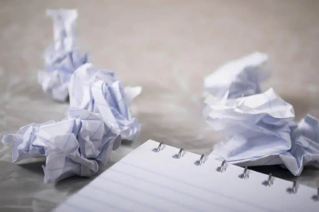 cómo hacer adornos con papel reciclado