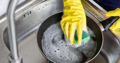 Cómo limpiar sartenes de cerámica y utensilios de cocina
