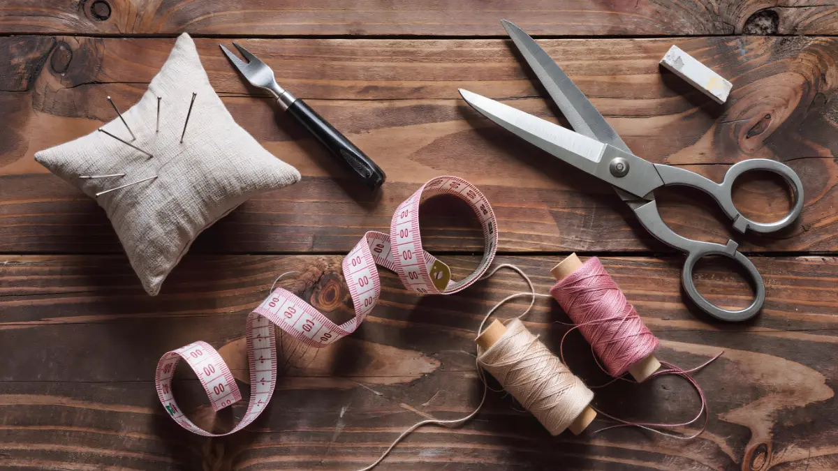 Herramientas de costura sobre una mesa de madera