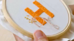 Aprenda a bordar letras a mano
