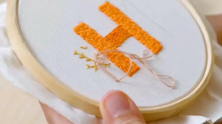 Aprenda a bordar letras a mano