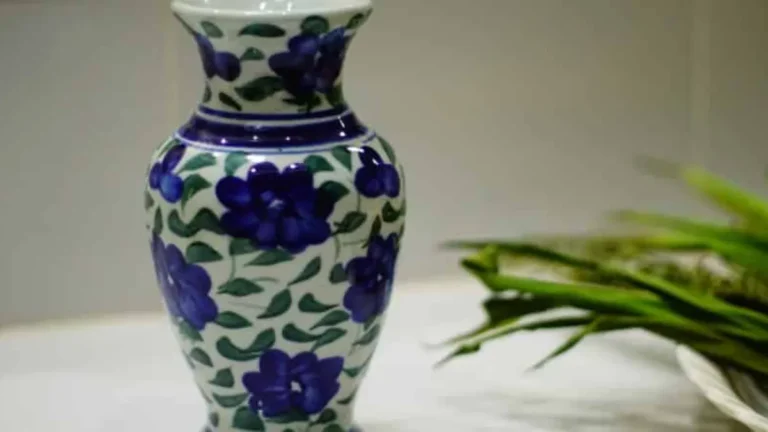 Aprende cómo hacer un florero decorativo usando cartulina o papel