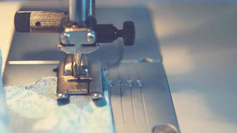 Cómo ajustar la tensión de la máquina de coser