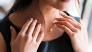 Cómo hacer un collar de hilo de bordado