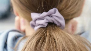 Cómo hacer un scrunchie para el cabello en 8 sencillos pasos
