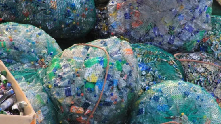 Cómo hacer una escoba reciclando botellas de plástico