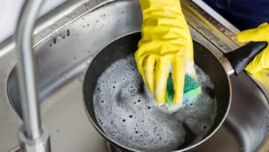 Cómo limpiar sartenes de cerámica y utensilios de cocina