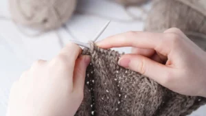Cómo usar una puntada de colchón para coser piezas de puntada jersey