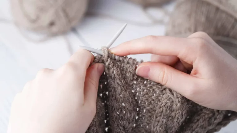 Cómo usar una puntada de colchón para coser piezas de puntada jersey