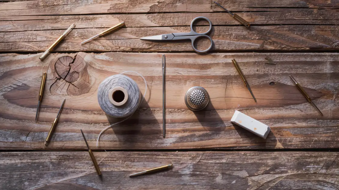 Herramientas de costura a mano sobre una mesa de madera